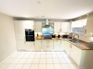 Travaal.©om - 2 Bed Serviced Apartment Farnborough - 9
