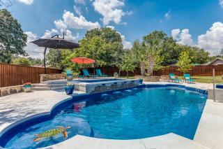 DFW Large Vacation Retreat with Private Pool and Hot Tub - 8