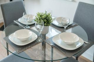 Exquisite 2bed Apt with Parking Near 02 Arena - London - 1