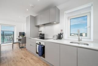 Exquisite 2bed Apt with Parking Near 02 Arena - London - 2