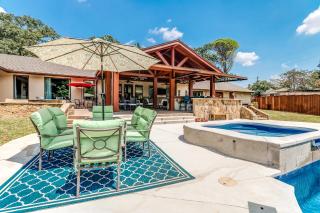 DFW Large Vacation Retreat with Private Pool and Hot Tub - 4