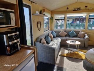 3-Bed Caravan - Sleeps 8 - Pool Onsite - PetsOK - Skegness - 5