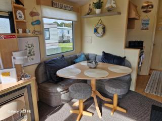 3-Bed Caravan - Sleeps 8 - Pool Onsite - PetsOK - Skegness - 4