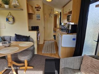 3-Bed Caravan - Sleeps 8 - Pool Onsite - PetsOK - Skegness - 3