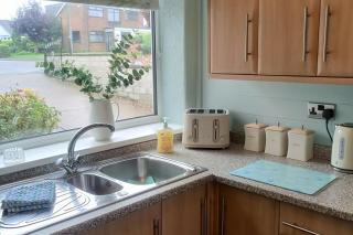 Split Level Bungalow - Sleeps4 - Close to walks - 2