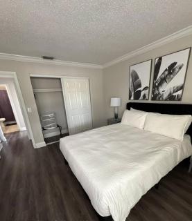 Serene Poolside Getaway Lake Access Parking - Boca Raton - 3