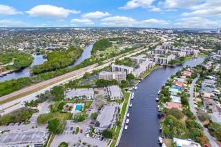 Serene Poolside Getaway Lake Access Parking - 9