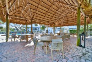 Serene Poolside Getaway Lake Access Parking - 2