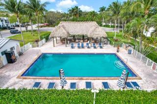 Serene Poolside Getaway Lake Access Parking - Boca Raton - 1