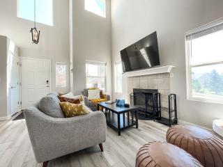 Falcon's Nest_hot tub_games_mins to USAFA and hiking - 7