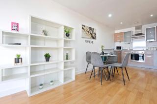 Stylish City Centre Apartment- 3 Beds - 4