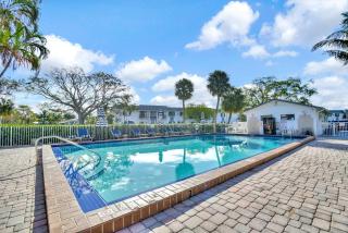 Relaxing Poolside Spot Lake Access Parking - Boca Raton - 6