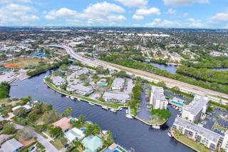 Relaxing Poolside Spot Lake Access Parking - Boca Raton - 1