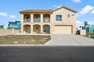 Huge Vacation Home! Community Boardwalk to the Beach! - Port Aransas - 0
