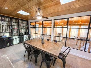 Peaceful Getaway_Heart of COS_mins to downtown - 1