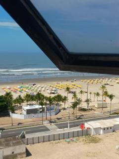 BRISA DO MAR,Com ar condicionado wi-fi NET FLIX, GLOBO PLAY A 50 metros da Praia do Ocian 1 Dormitório hospeda até 6 pessoas Não Fornecemos ROUPAS DE CAMA E BANHO Com 1 vaga de Garagem - Praia Grande - 4