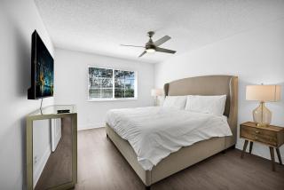Lux 2-BR Pet-Friendly Retreat in Deerfield Beach - 9