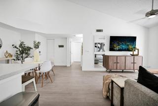 Lux 2-BR Pet-Friendly Retreat in Deerfield Beach - Deerfield Beach - 7