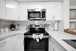 Lux 2-BR Pet-Friendly Retreat in Deerfield Beach - 5