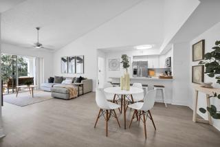 Lux 2-BR Pet-Friendly Retreat in Deerfield Beach - Deerfield Beach - 2