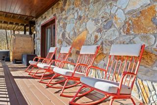 Camp Wildgrove - 4 Br with Hot Tub & Stunning Views - Blue Ridge - 2