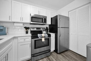 Elegant 1BR Retreat with Pool Gym Tennis Court - 9