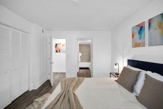 Elegant 1BR Retreat with Pool Gym Tennis Court - Deerfield Beach - 6