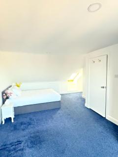 Luxury House in Ilford 21 minute Train journey from Central London - 5