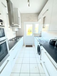 Luxury House in Ilford 21 minute Train journey from Central London - Ilford - 2