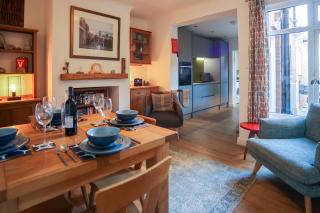 Vibrant 2 Bed, 2 Bath Home, Just Minutes to Town! - 4