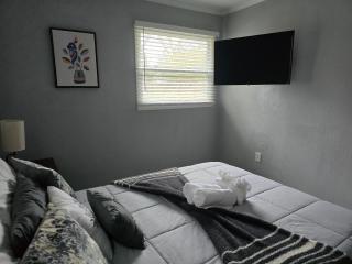 Cozy Haven in Hampton Roads Near Beaches, Military Bases & Historic Sites - 3