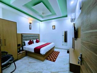 Hotel Parkland - Mathura Vrindavan - Premium stay with Lift - Free Gym - High speed internet- Open Rooftop Restorent - 6
