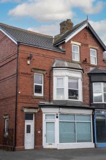 Spacious, Central Townhouse with Hot Tub & Free Parking - 2