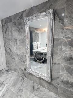 Three bedrooms Luxury City Centre Home - Belfast - 9
