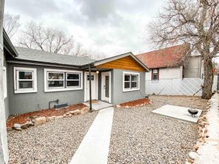 Adorable Guest Suite_central_trendy neighborhood - 8