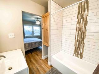 Adorable Guest Suite_central_trendy neighborhood - 2