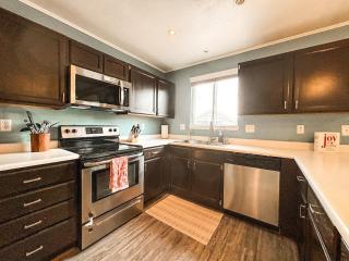 Family_Friendly 3BR 10 min from Peterson SFB - 1