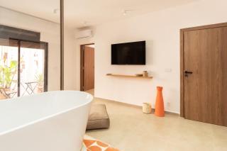 Terra Cotta Suite, Luxe & Relaxing Bath - 4