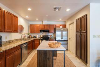 Spacious Scottsdale Villa with Pool, Golf, Game Room, and Two Master Suites - Scottsdale - 8