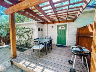 Gorgeous cottage downtown COS_pet friendly - 6