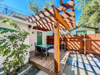 Gorgeous cottage downtown COS_pet friendly - 5