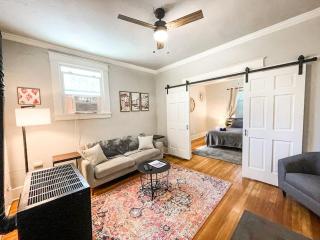 Gorgeous cottage downtown COS_pet friendly - 2