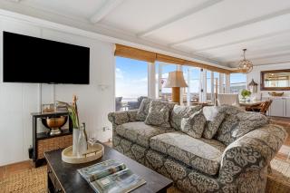 Unbeatable Beachfront Bliss w Ocean Views Luxe Interiors Patio Beach Road - 4