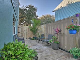 Dog Friendly Home by Flagler Avenue! Fenced Yard and Garage! Walk to the Beach! - New Smyrna Beach - 1