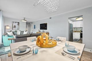 Upscale Dog Friendly and STEPS to the Beach! Spacious Modern Chic Condo! - New Smyrna Beach - 8