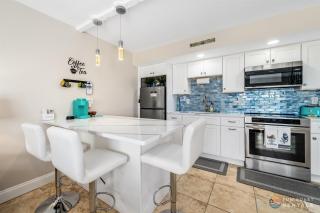 Spectacular Ocean View STEPS from the Beach and Pool! Third Floor Studio! - New Smyrna Beach - 7