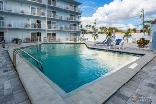 Spectacular Ocean View STEPS from the Beach and Pool! Third Floor Studio! - New Smyrna Beach - 9