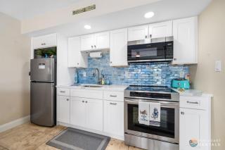 Spectacular Ocean View STEPS from the Beach and Pool! Third Floor Studio! - New Smyrna Beach - 3