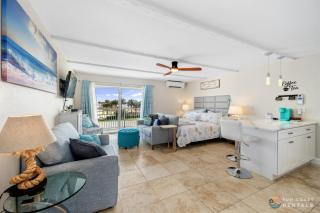 Spectacular Ocean View STEPS from the Beach and Pool! Third Floor Studio! - New Smyrna Beach - 2