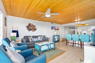 Beachfront 4th Floor Condo with Spectacular Beach & Ocean Views and Pool! - 1